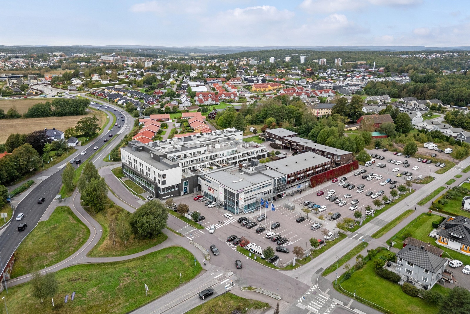 Gode bussforbindelser med holdeplass rett utenfor eiendommen. Galleribilde