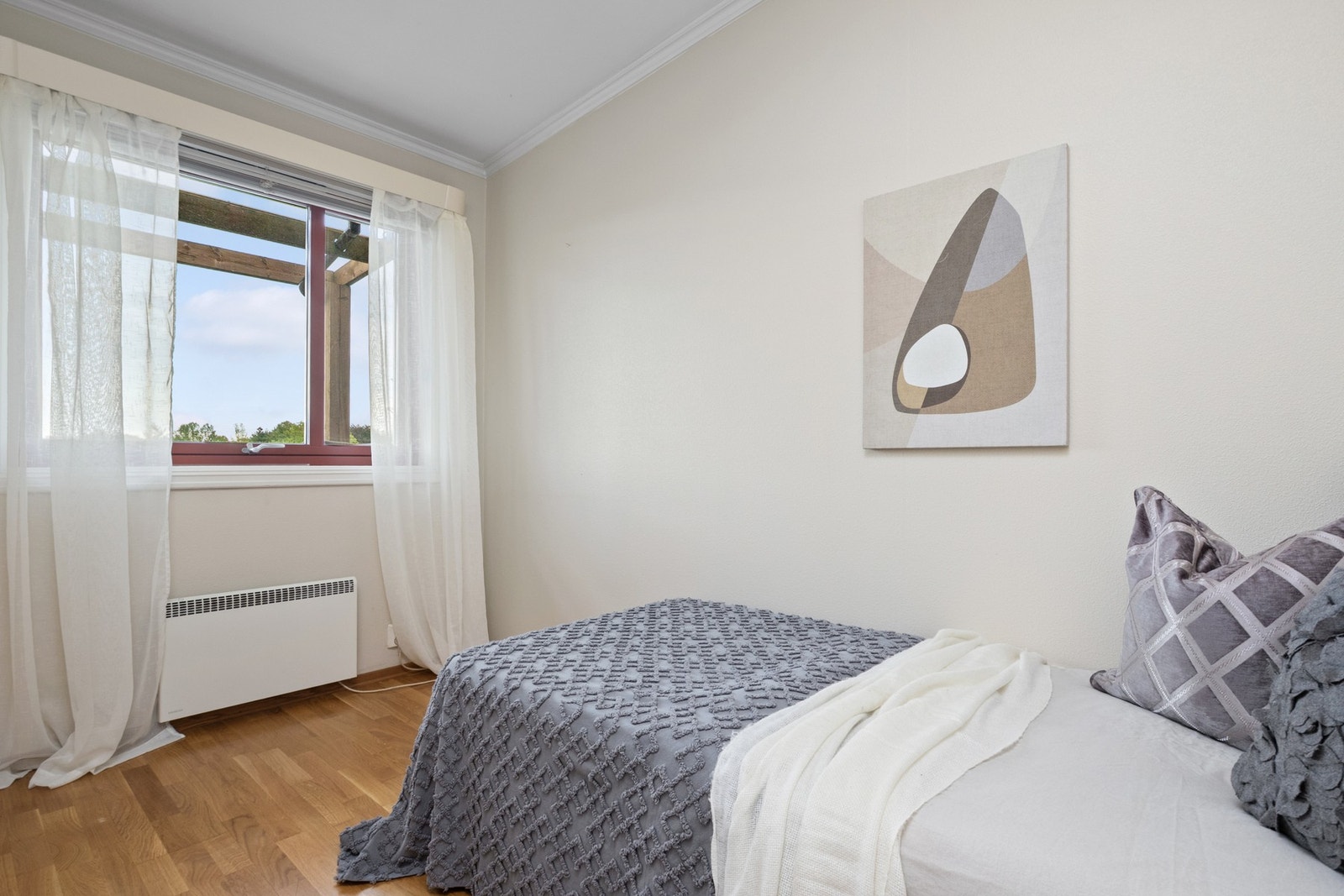 Begge soverom har store vindusflater som gir godt lysinnslipp. Galleribilde