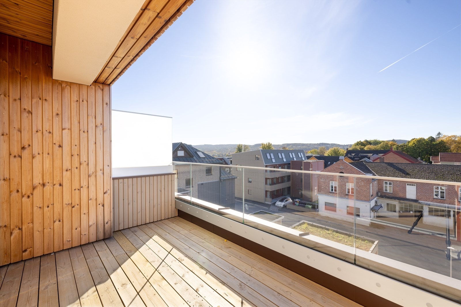 Balkongen har trykkimpregnerte gulvbord og stolpefritt glassrekkverk. Fin plass til utemøblement, flott utebelysning og dobbelt el-stikk. Galleribilde