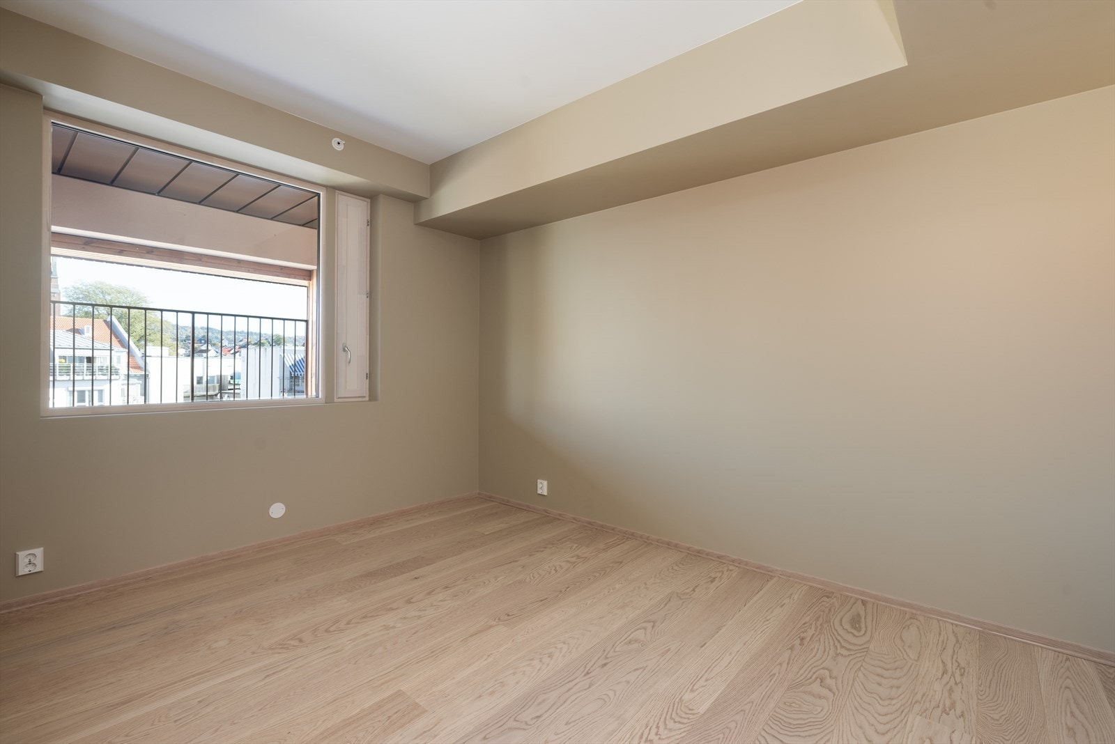 Leiligheten har to gode soverom. Hovedsoverommet er av god størrelse, med god plass til dobbeltseng og oppbevaringsmøblement for klær. Galleribilde