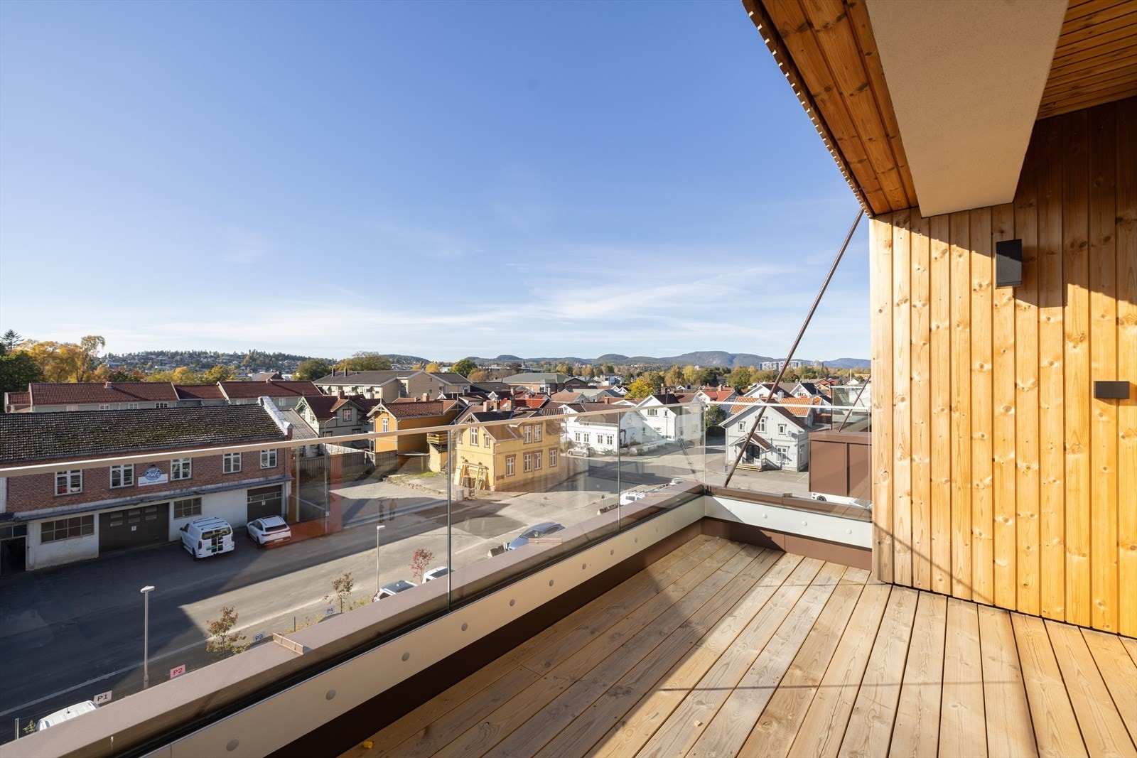 Leiligheten er gjennomgående og lettstelt, med en praktisk planløsning og delvis overbygget balkong mot vest. Gode solforhold og fin utsikt! Galleribilde