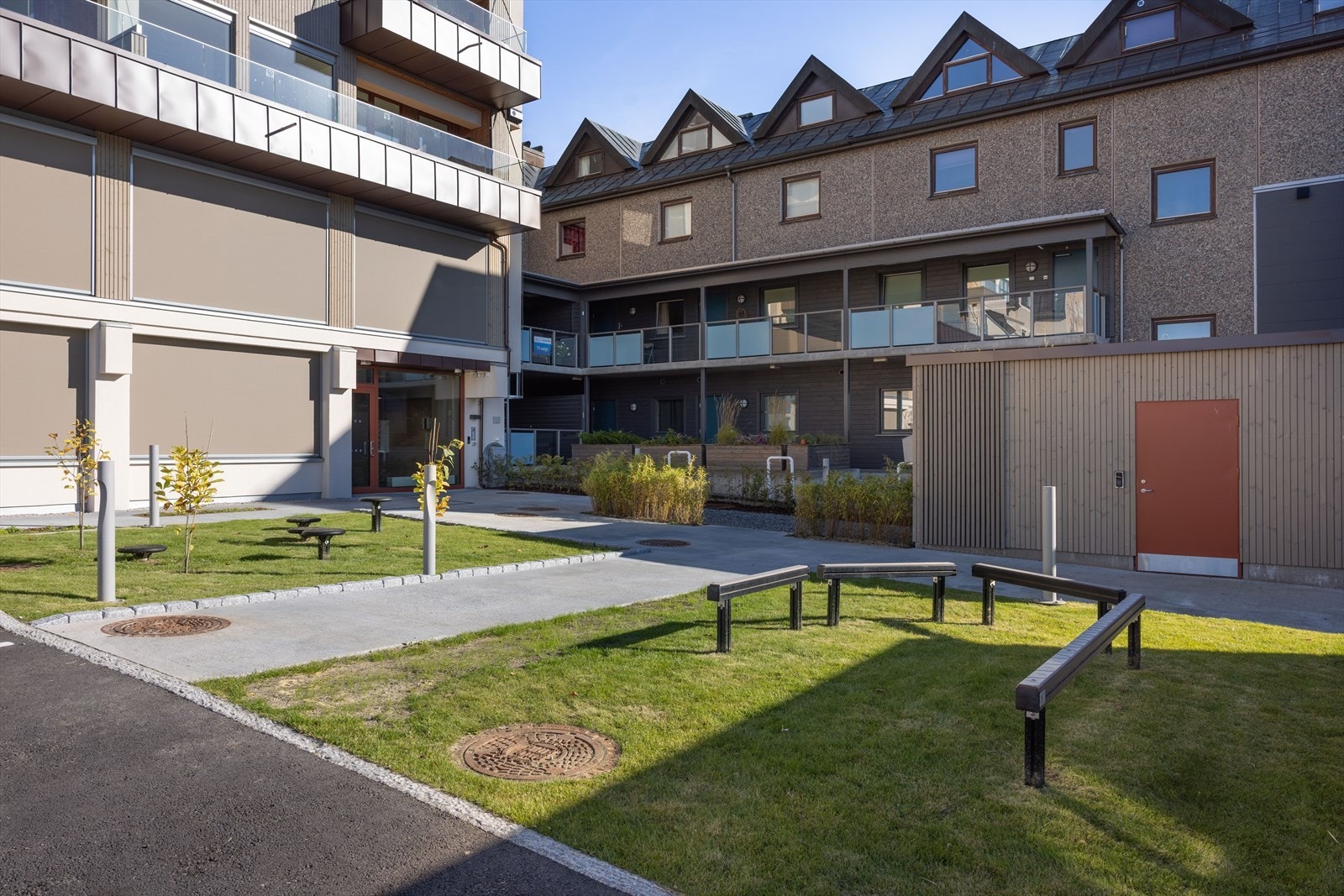 Tomten er pent opparbeidet med hyggelige grøntarealer, gangstier i betong og felles, asfaltert parkeringsplass. Galleribilde