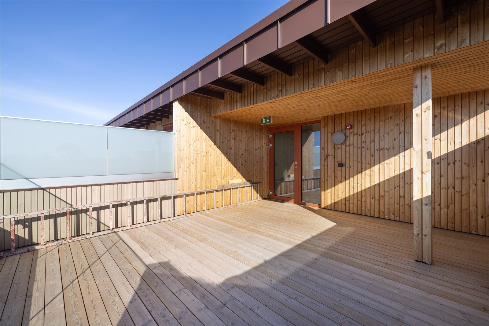 Borettslaget har en flott og delvis overbygget takterrasse til felles bruk. Leiligheten disponerer for øvrig en egen sportsbod i felles kjeller. Galleribilde