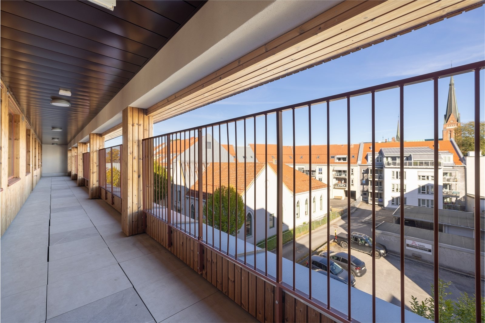 Felles, overbygget svalgang mot øst, med flislagt gulv og fin utebelysning. Leiligheten ligger sentralt til, med nærhet til Skien sentrum. Galleribilde