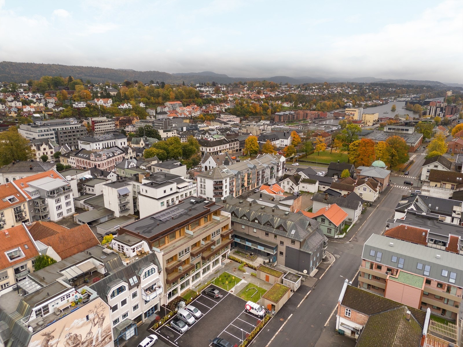 Nærhet til Skiens trivelige sentrumsgater, med kjøpesentre og butikker, kafeer og restauranter, samt diverse kulturtilbud. Galleribilde