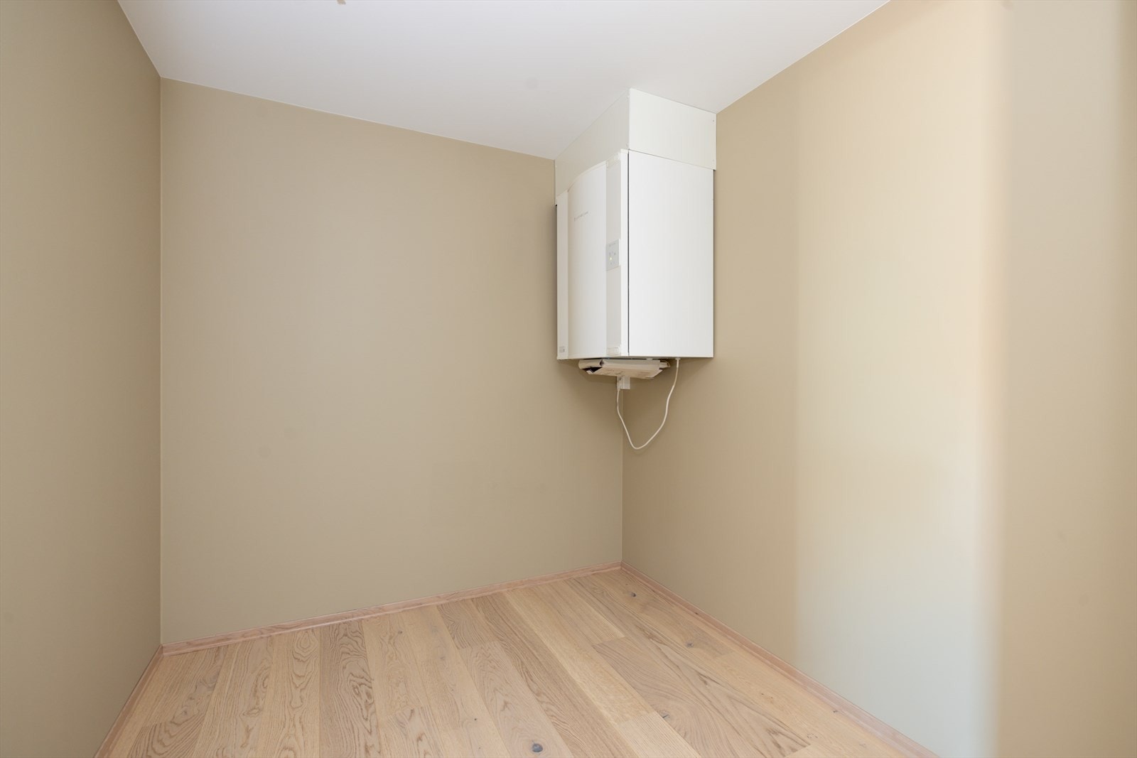 Romslig bod/teknisk rom med fin plass til oppbevaring av diverse. Her er blant annet enhet balansert ventilasjon type Systemair plassert. Galleribilde