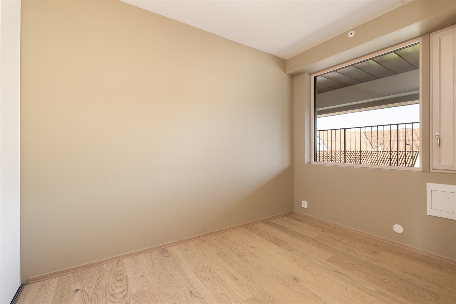 Det andre soverommet er romslig, med fin plass til soveromsmøblement. Soverommet har også praktisk skyvedørsgarderobe for klesoppbevaring. Galleribilde