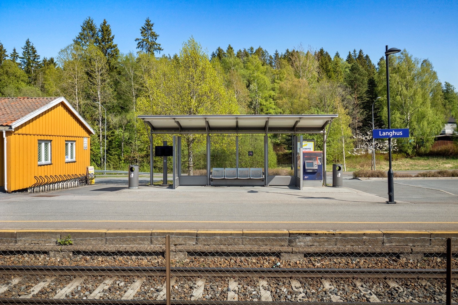 Langhus stasjon med tog/buss ligger rett ved. Galleribilde
