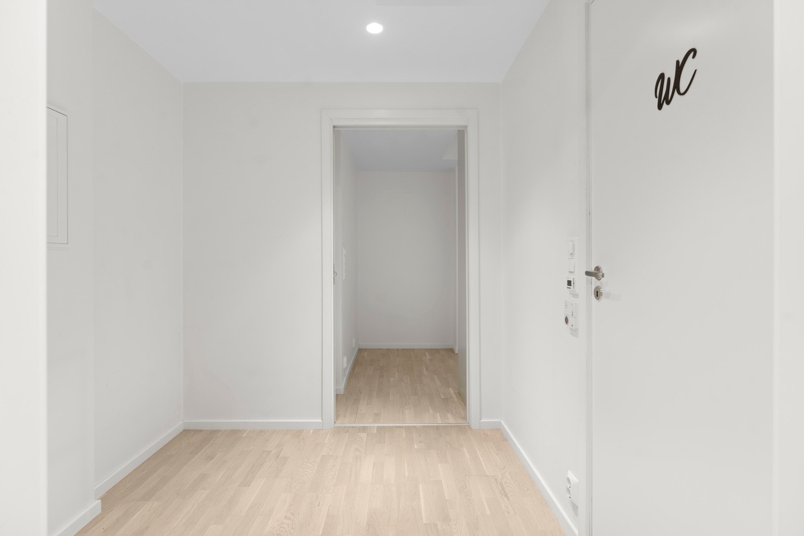 Yttergangen er romslig med god plass til klesoppheng. Herfra har du adkomst til bad. Galleribilde