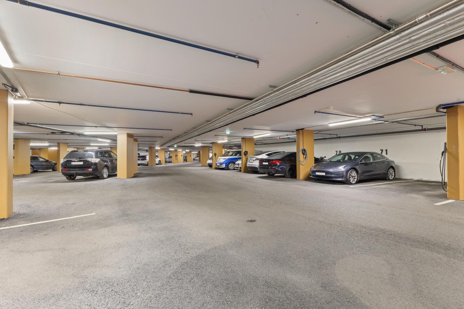 Garasjeanlegget med mulighet for gjesteparkering. Galleribilde