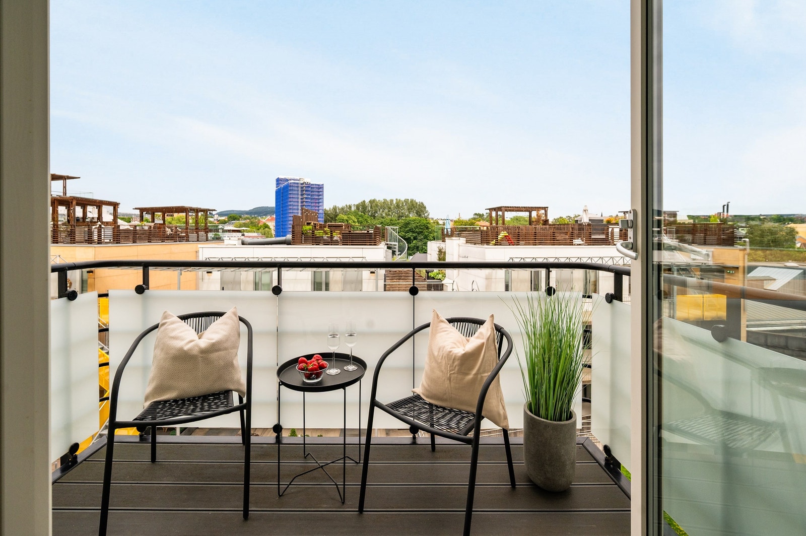 Fin uteplass med sol fra tidlig morgen til omtrent kl 12 Galleribilde