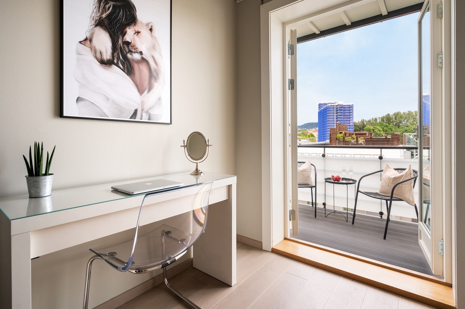 Her er det og doble glassdører ut til balkongen Galleribilde