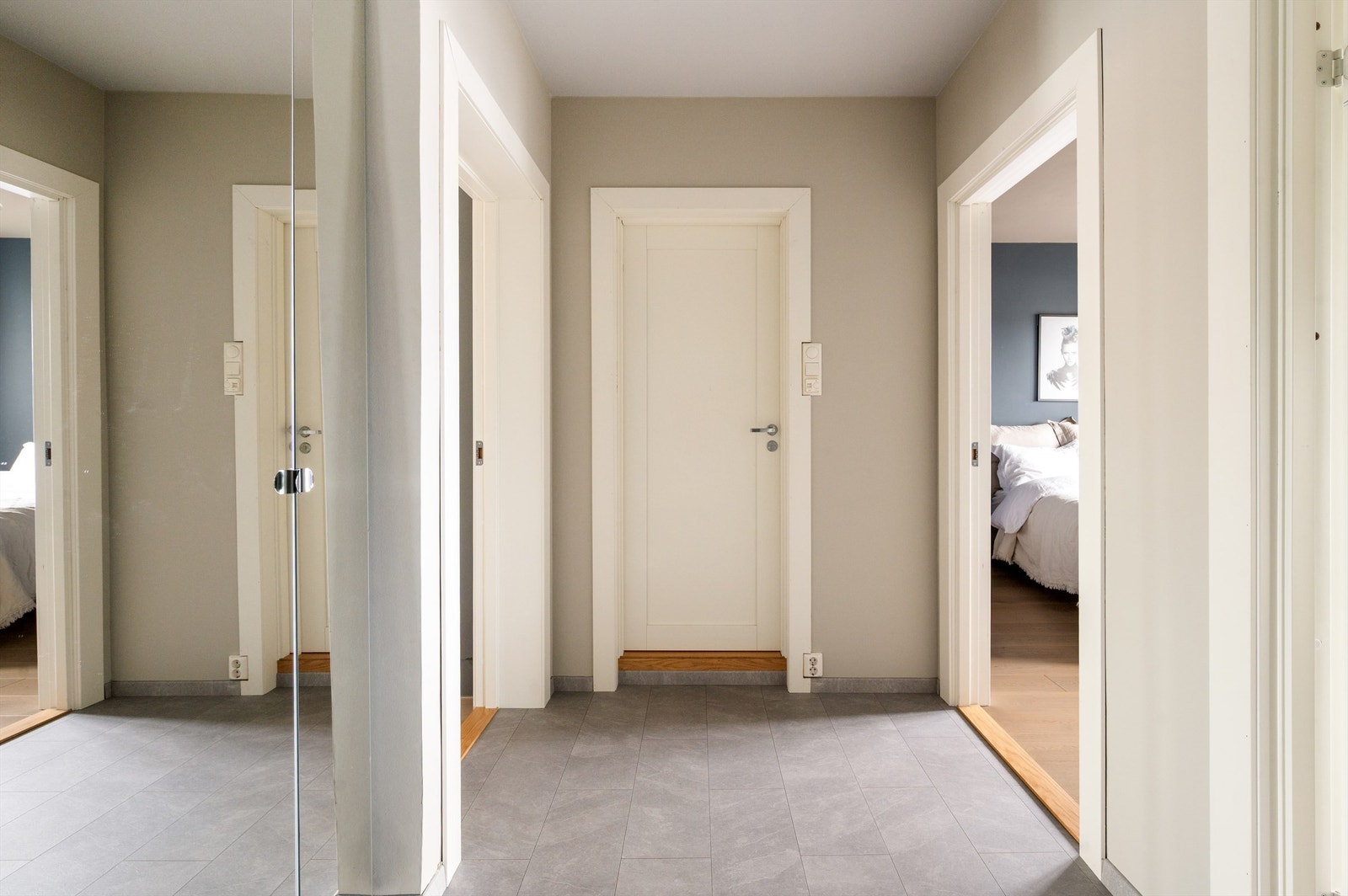 Leiligheten er oppvarmet med radiatorer tilknyttet fjernvarme Galleribilde