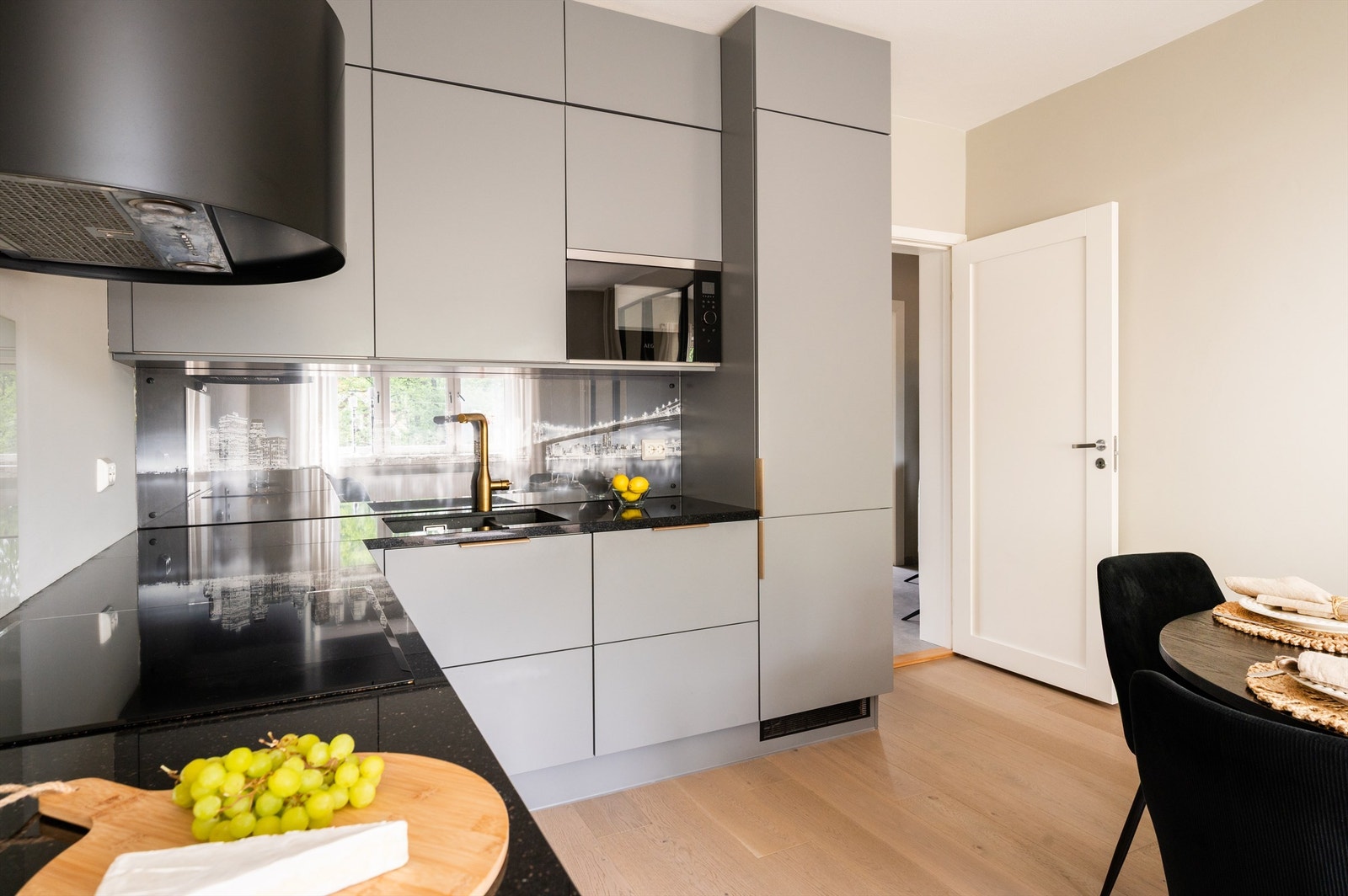 Kjøkkenet har påkostede løsninger som benkeplate av granitt, samt integrerte kvalitetshvitevarer Galleribilde