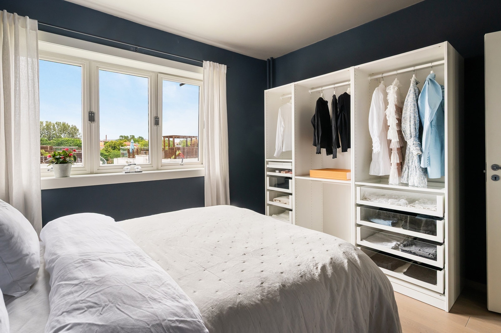 Rommet har en romslig og praktisk garderobe og vender ut mot bakgård Galleribilde