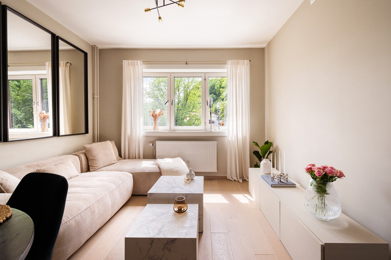 Rommet har moderne farger og pene parkettgulv. Vinduer med 3-lags glass Galleribilde