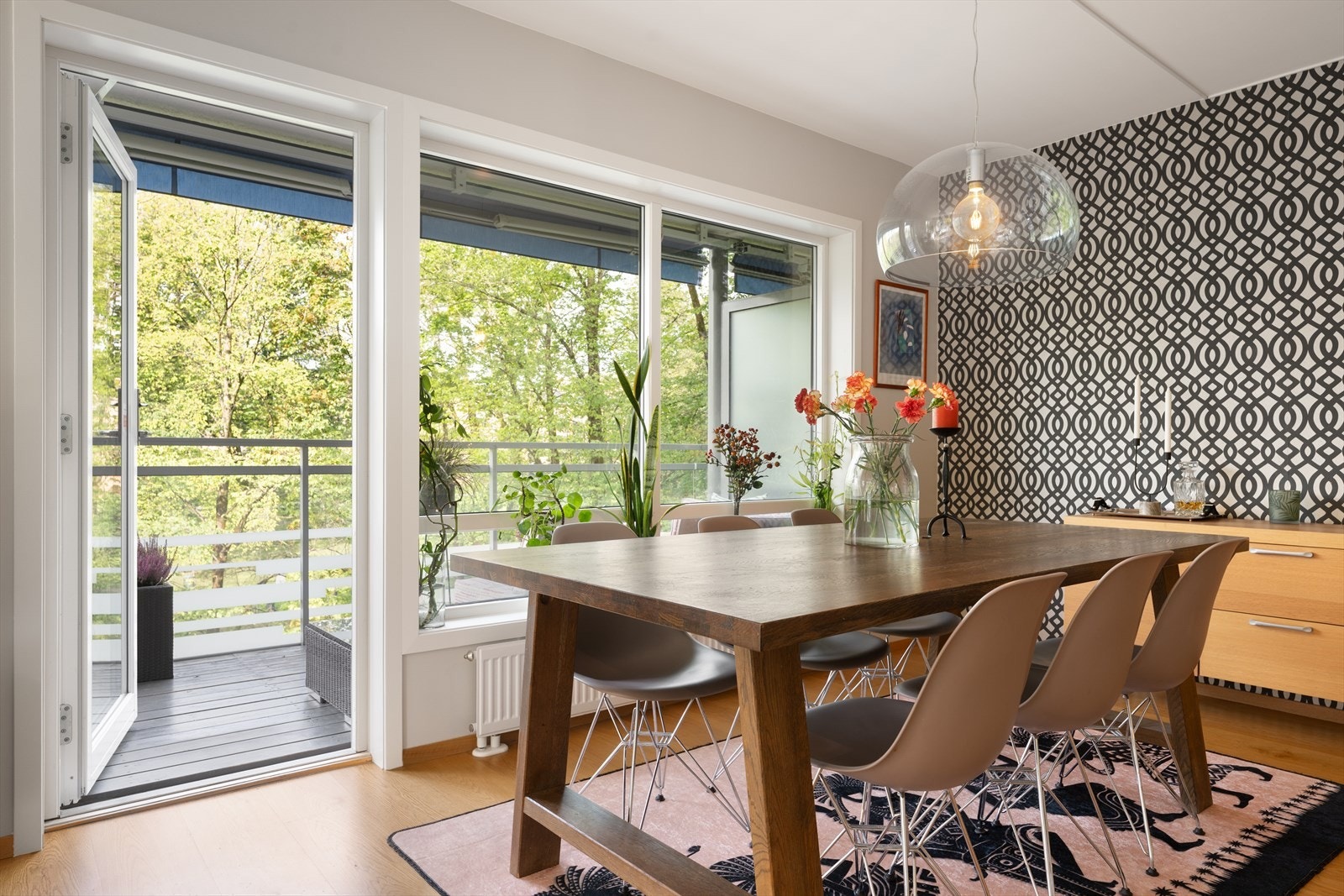 Det er god plass til stort spisebord - perfekt for sosiale sammenkomster med venner og familie! Galleribilde