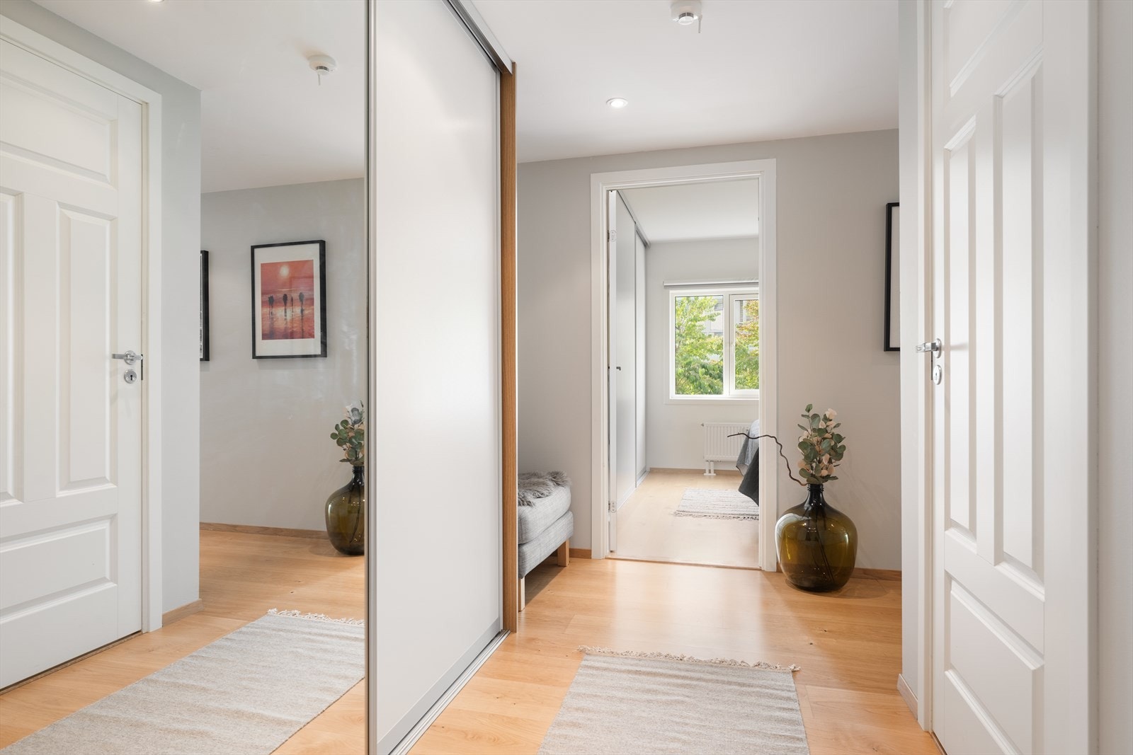 Det er godt med plass til oppheng av yttertøy samt sko i stort garderobeskap Galleribilde