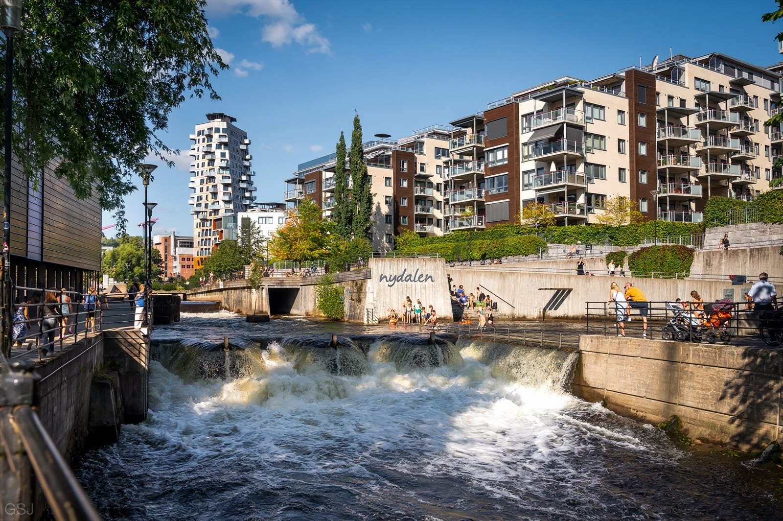 Nydalen badeplass med sine kunstige kulper og små fossefall Galleribilde