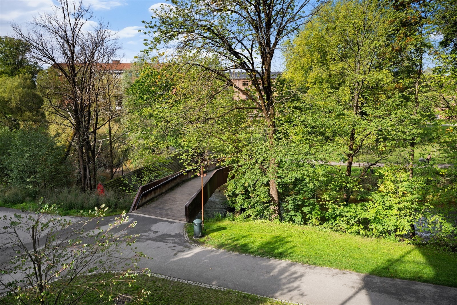Fra balkongen har man frodig utsyn mot Akerselva, Idun Broen og Bjølsendumpa park Galleribilde