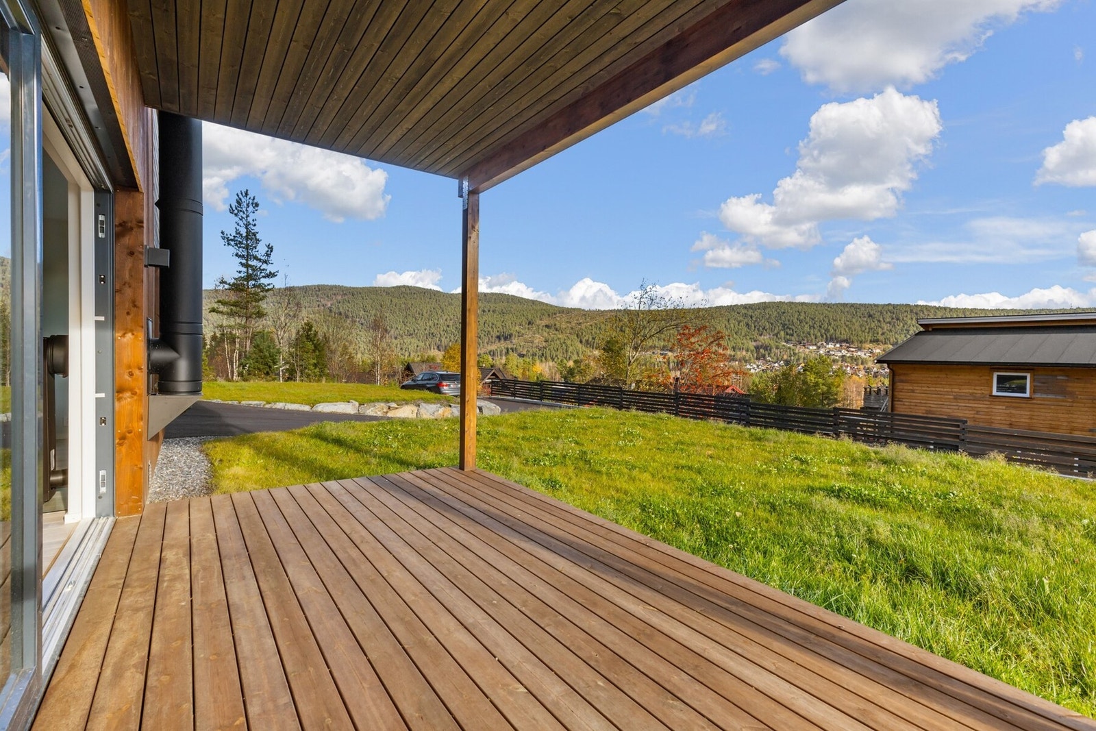 Overbygget terrasse på omlag 10 kvm. (bilde lånt av tilsvarende leilighet). Galleribilde