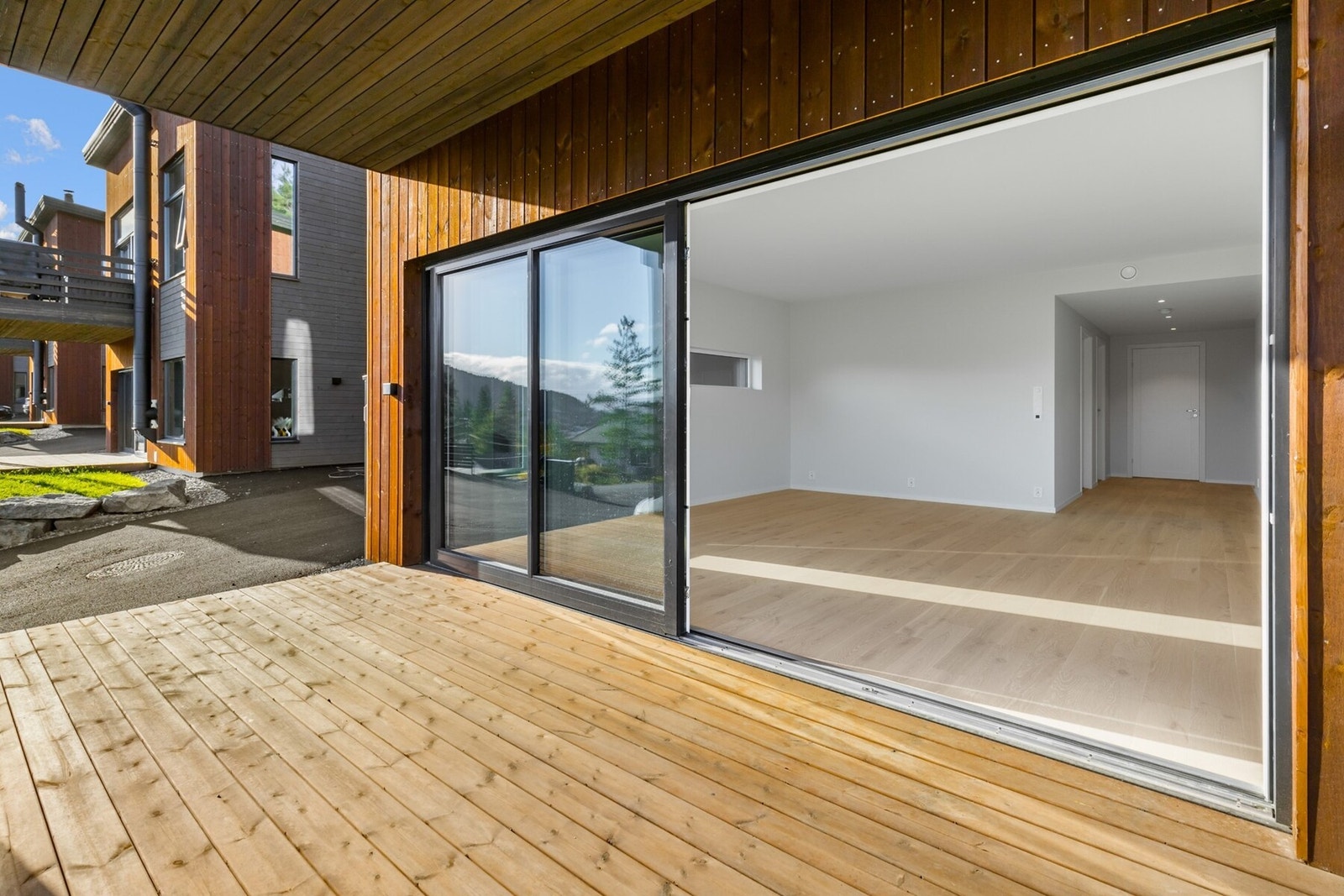 Leiligheten har en koselig markterrasse med tregulv og overbygd av terrassen over. Galleribilde