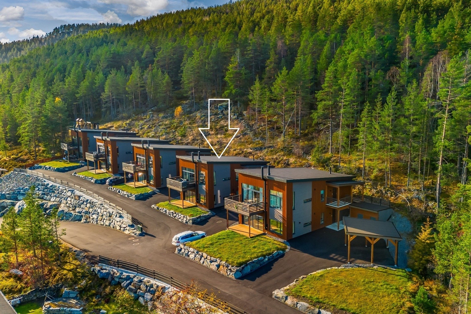 Boligen har en god beliggenhet med hyggelig utsyn over nærområde i rolig gate. Leiligheten ligger i 1. etasje. Galleribilde