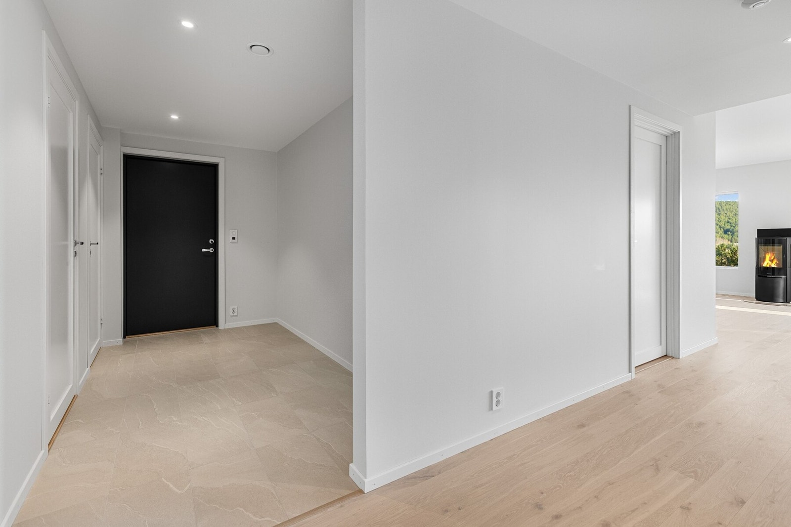 Praktisk entré med flislagt gulv og avsatt plass til garderobe. Galleribilde