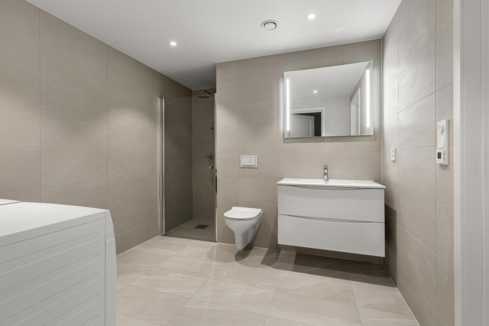 Baderommet er romslig (bilde lånt fra tilsvarende leilighet, avvik kan forekomme). Galleribilde