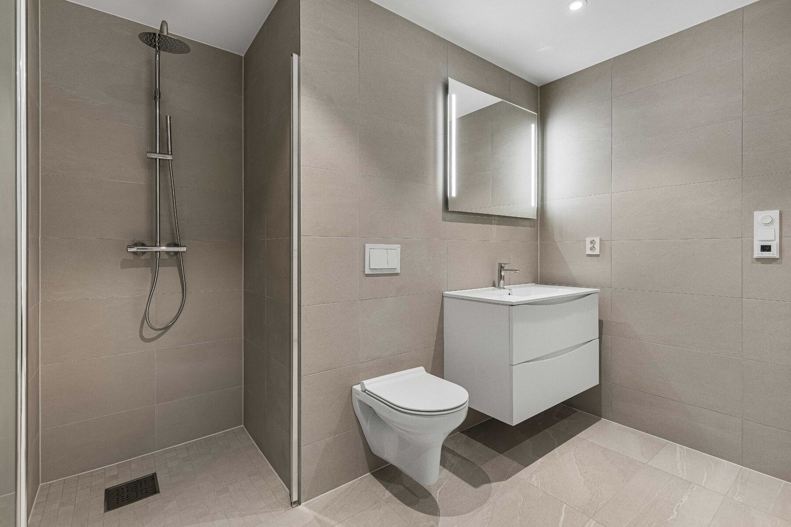 Delikat, flislagt baderom Galleribilde