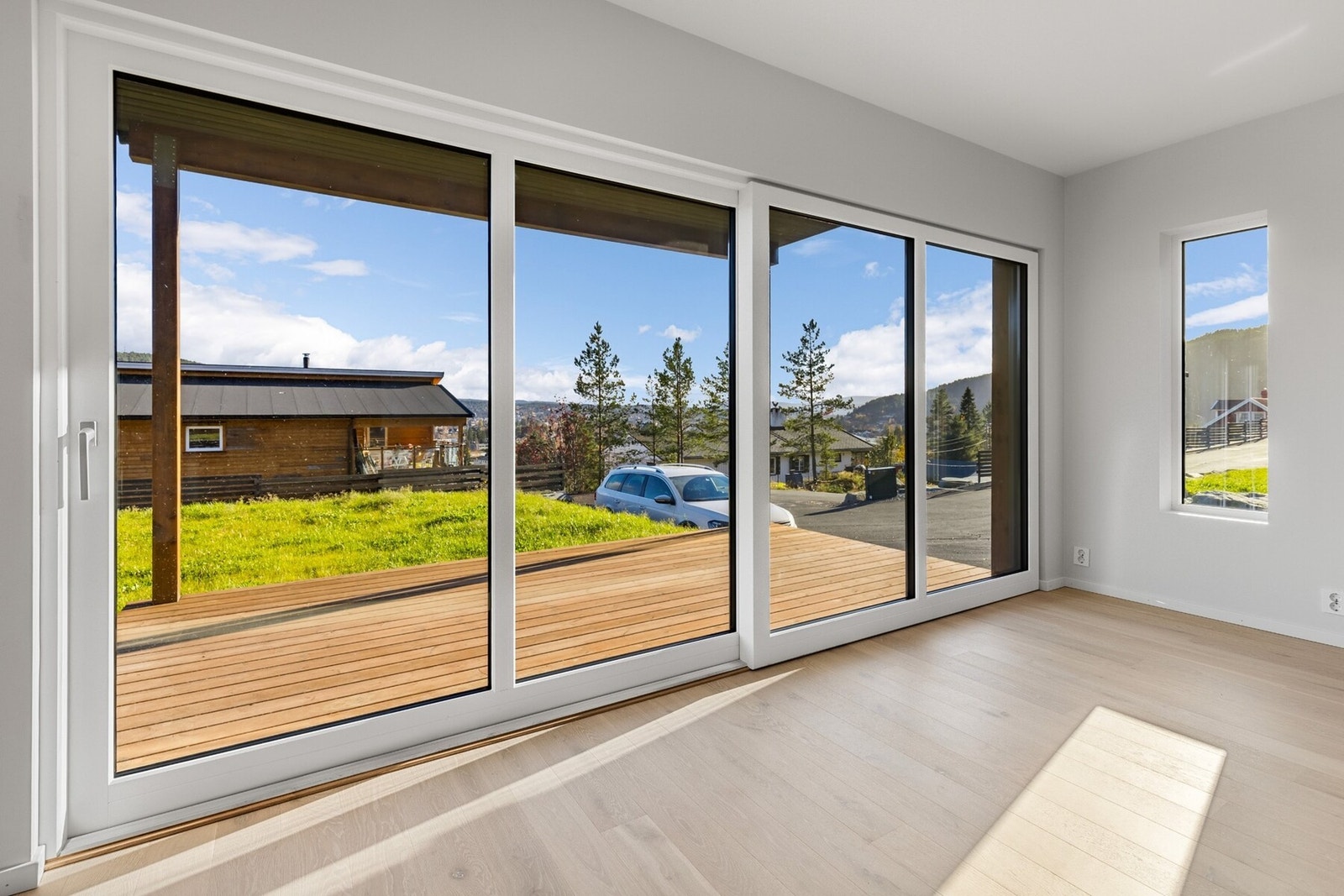 Et spisebord får naturlig plass i grensen mellom stuen og kjøkkenet, mens det er nok av plass til å ha en tv og sofagruppe på motsatt side av rommet. Galleribilde