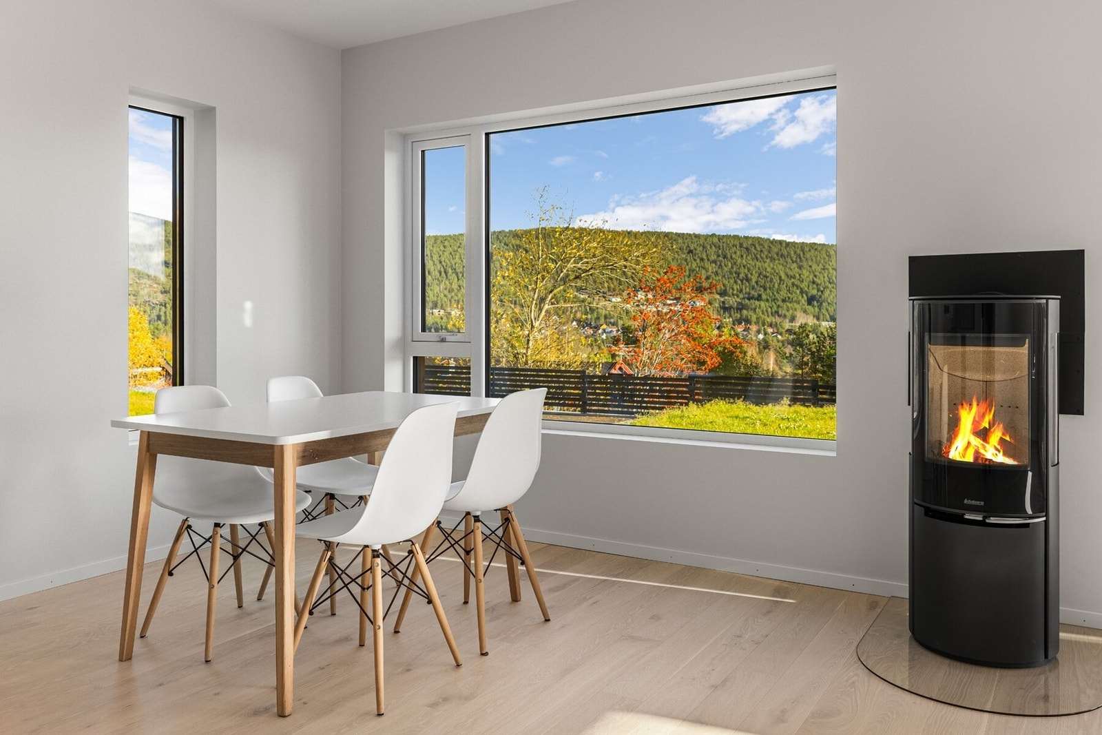 Varme og lune kvelder sikrer av en peisovn med et stort flammebilde. Galleribilde