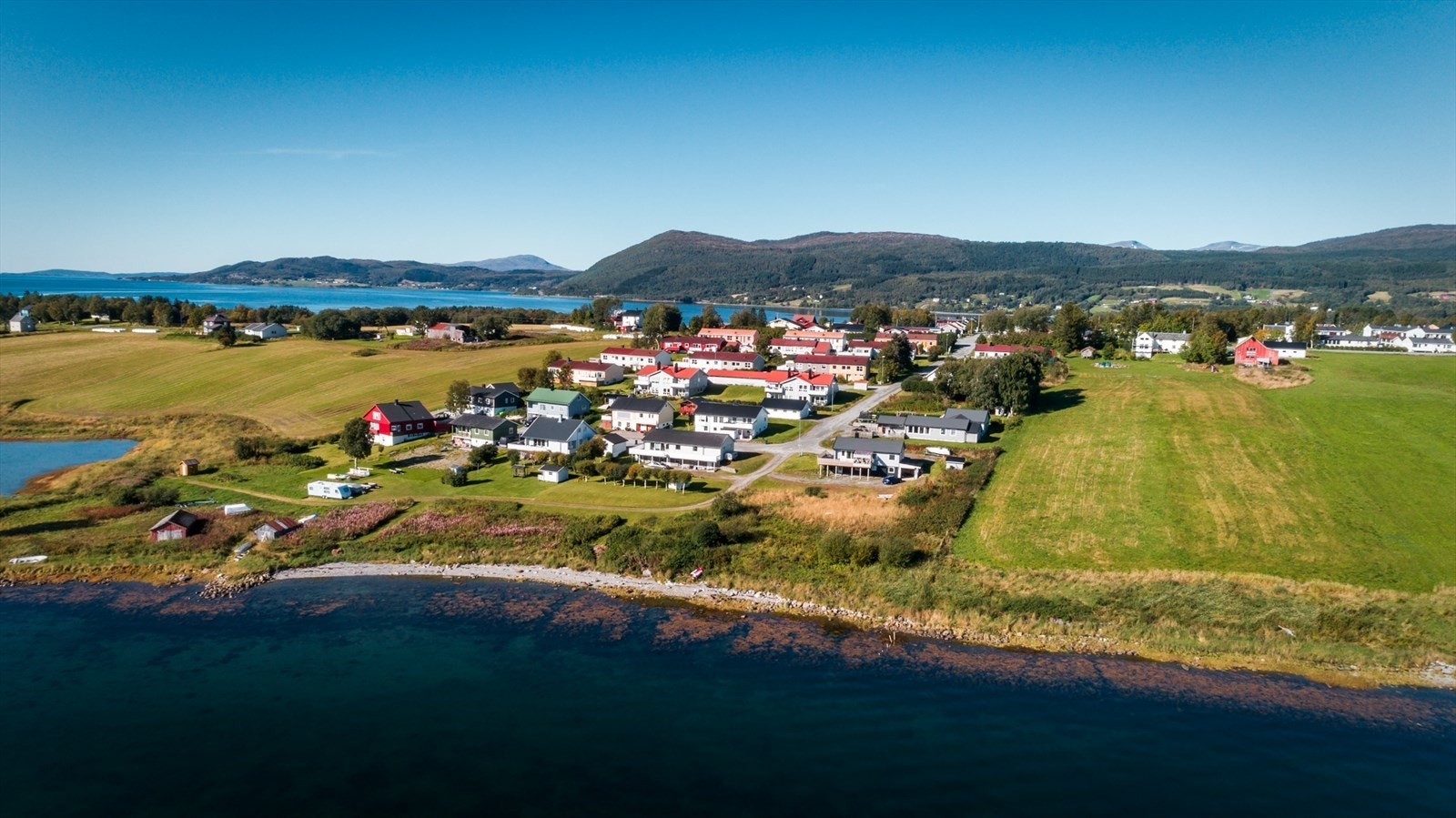 Boligen ligger i enden av veien, ca. 60 meter fra fjorden Galleribilde
