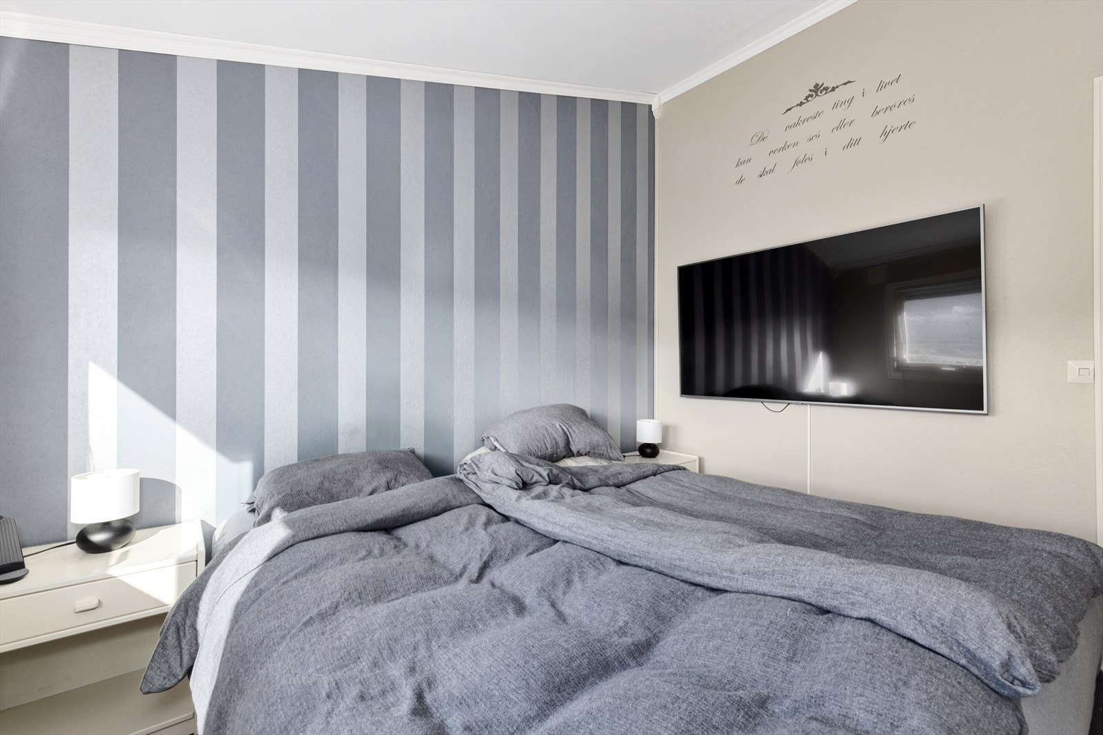 Hovedsoverommet har god plass til en komfortabel dobbeltseng og tilbyr direkte tilgang til både en praktisk bod og et romslig walk-in closet - ideelt for effektiv og ryddig oppbevaring av klær og tilbehør. Galleribilde