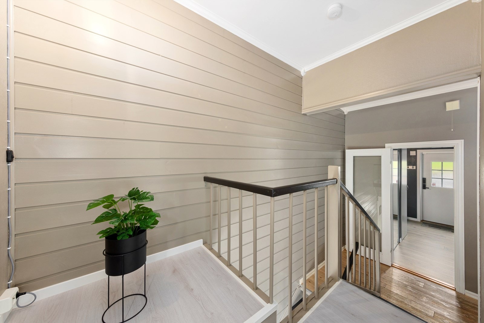 Fra entréen leder trappen opp til boligens tre soverom, bad og separat toalettrom - alt samlet på ett halvplan for en effektiv og familievennlig planløsning. Galleribilde