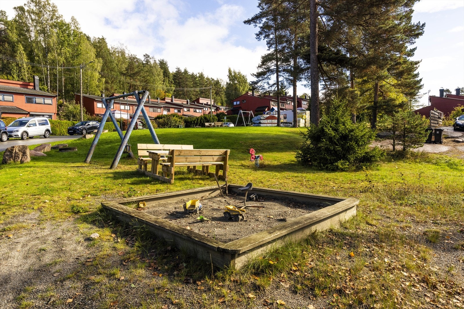 Boligen ligger i et rolig og barnevennlig område med flere lekeplasser og et aktivt nærmiljø med mange barnefamilier. Galleribilde