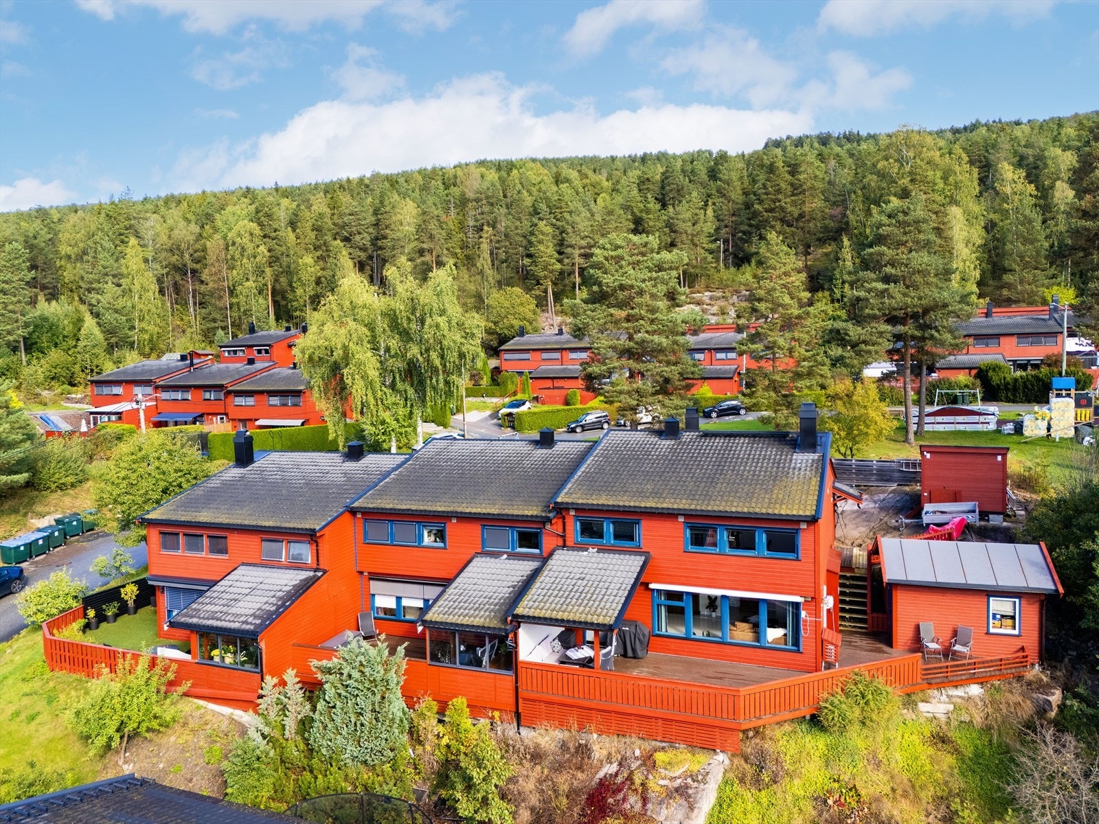 Eiendommen ligger i et attraktivt, etablert og populært boligområde på Åssiden i Drammen. Beliggenheten er meget god, med enderekkehus på feltet, og marka med flott turterreng og lysløype som nærmeste nabo. Galleribilde