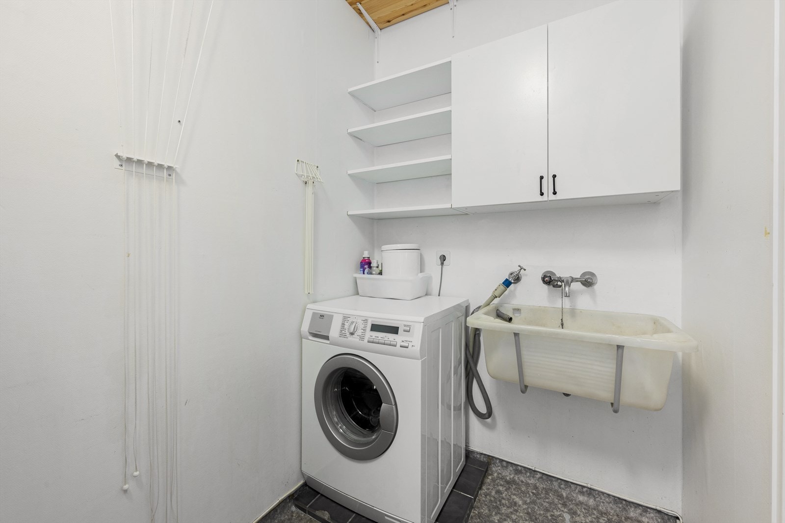 Vaskerommet har belegg på gulvet, vegger med malt tapet og malt himling. Rommet er utstyrt med skyllekar, opplegg for vaskemaskin, sluk i gulvet, stråleovn på vegg og skap for oppbevaring. Ventilasjonen er naturlig, noe som gir et godt inneklima. Galleribilde