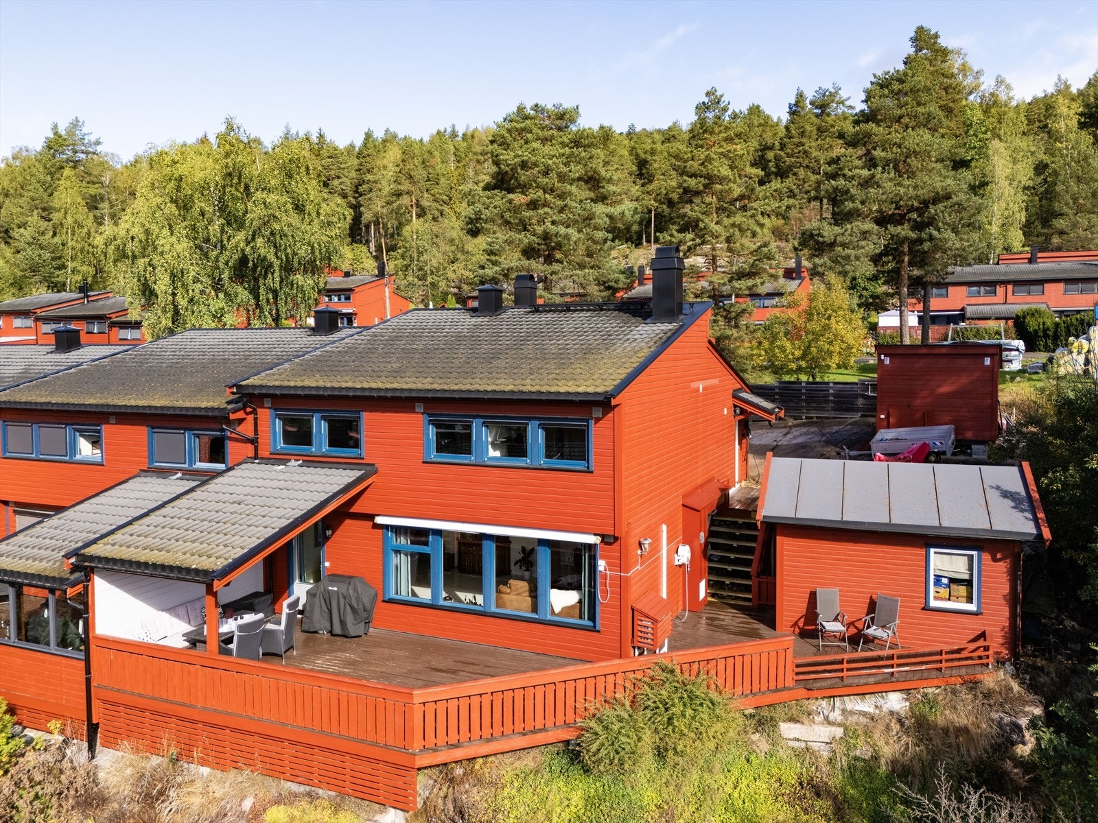 Et lyst og familievennlig enderekkehus med 3 soverom, fine uteplasser og gode solforhold. Garasjeplass og El-billader. Galleribilde