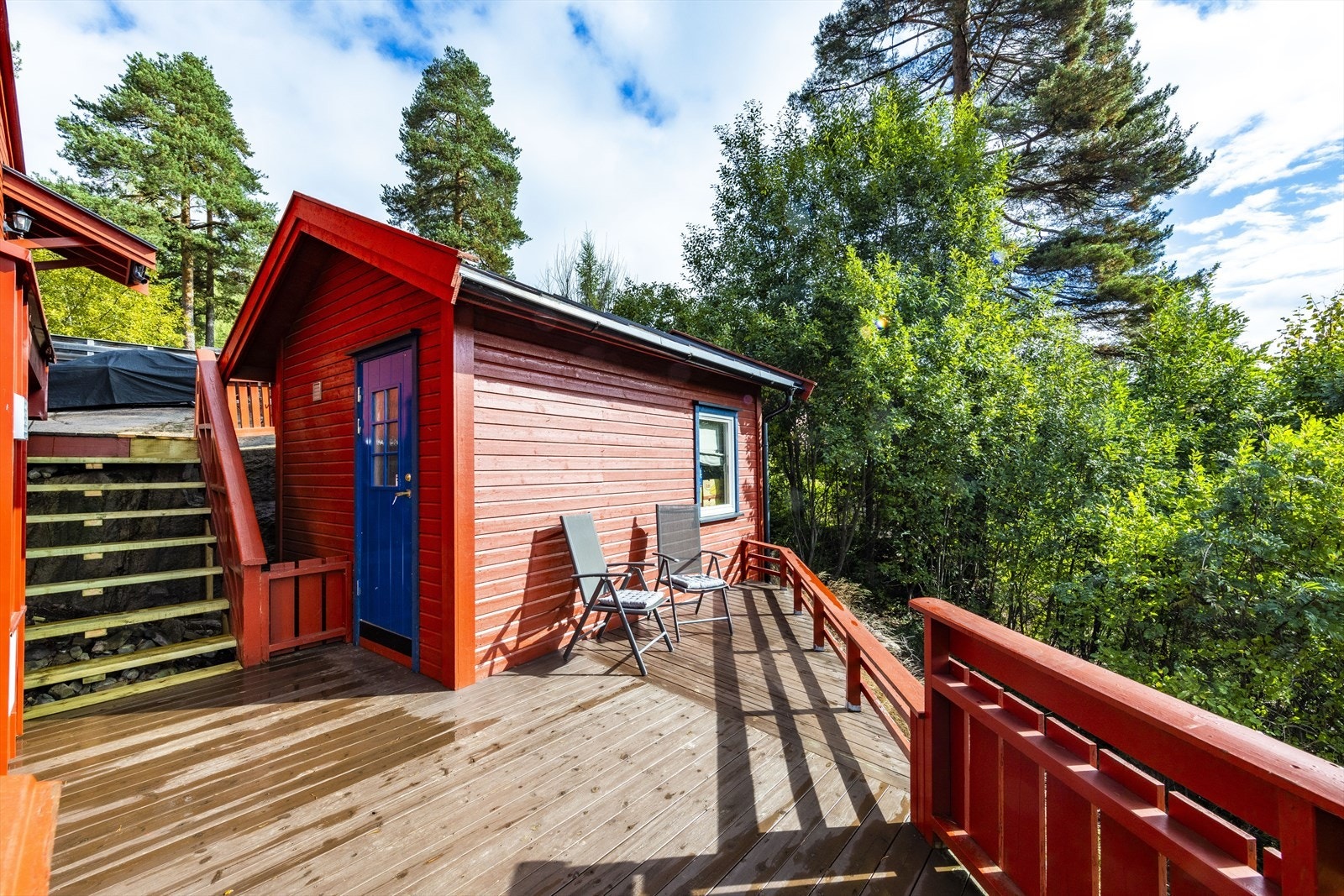 Fra terrassen er det praktisk tilkomst til et anneks som er isolert og har innlagt strøm. Galleribilde