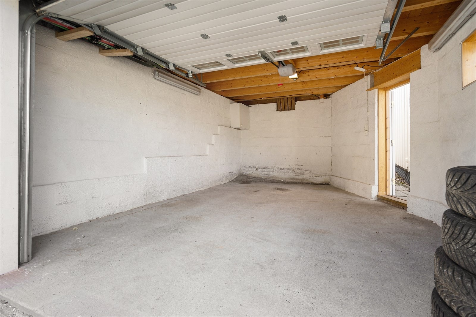 Garasje med plass til parkering av bil og oppbevaring Galleribilde