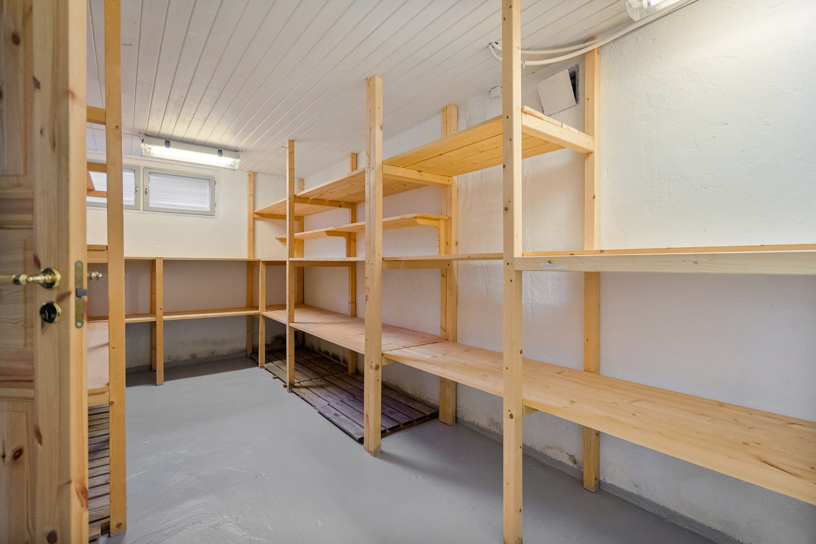 Praktisk og romslig bod med hyller som kan benyttes for lagring av diverse utstyr Galleribilde