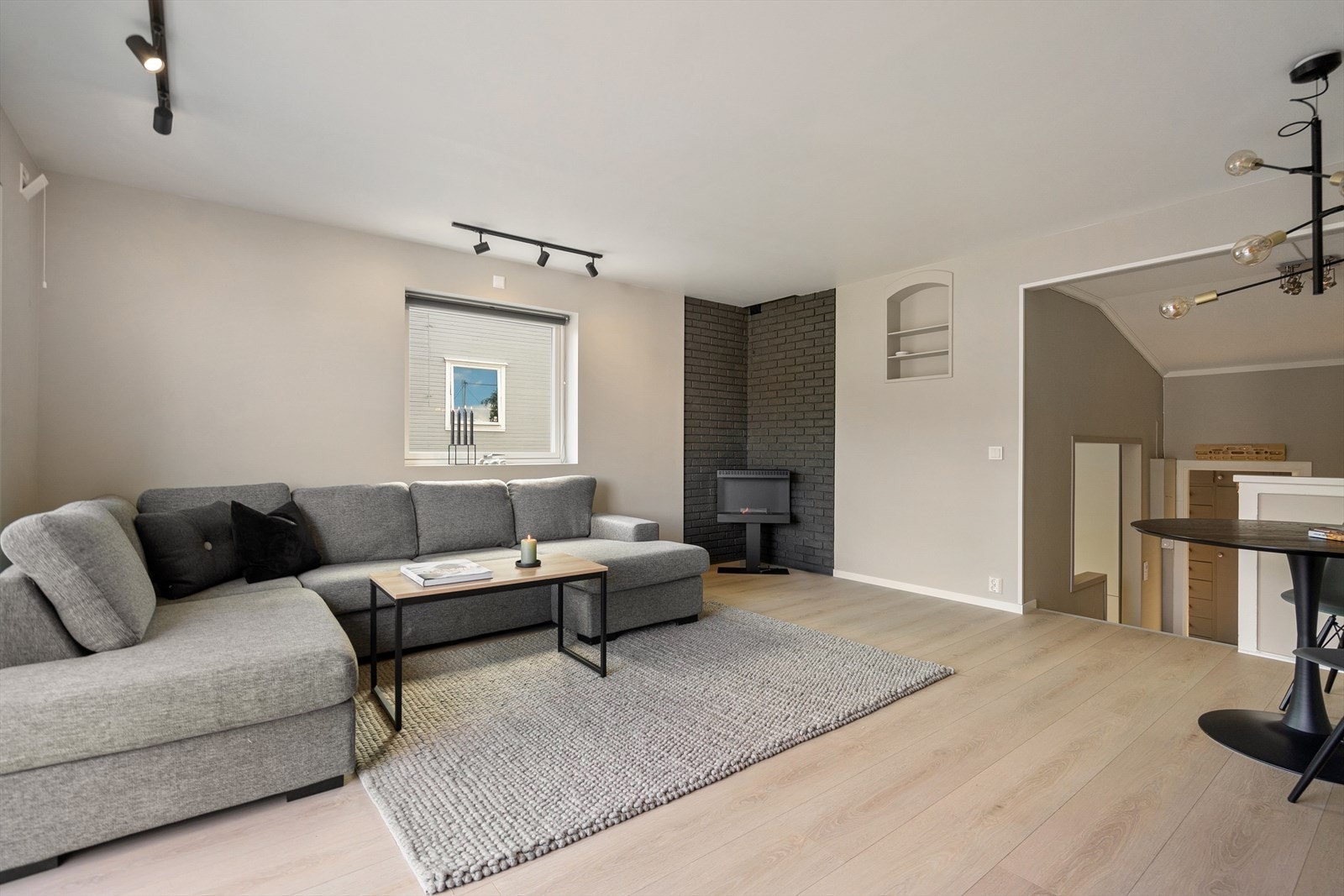 Stue med god plass til sofagruppe og spiseplass - perfekt for både hverdagsliv og sosiale sammenkomster. Galleribilde