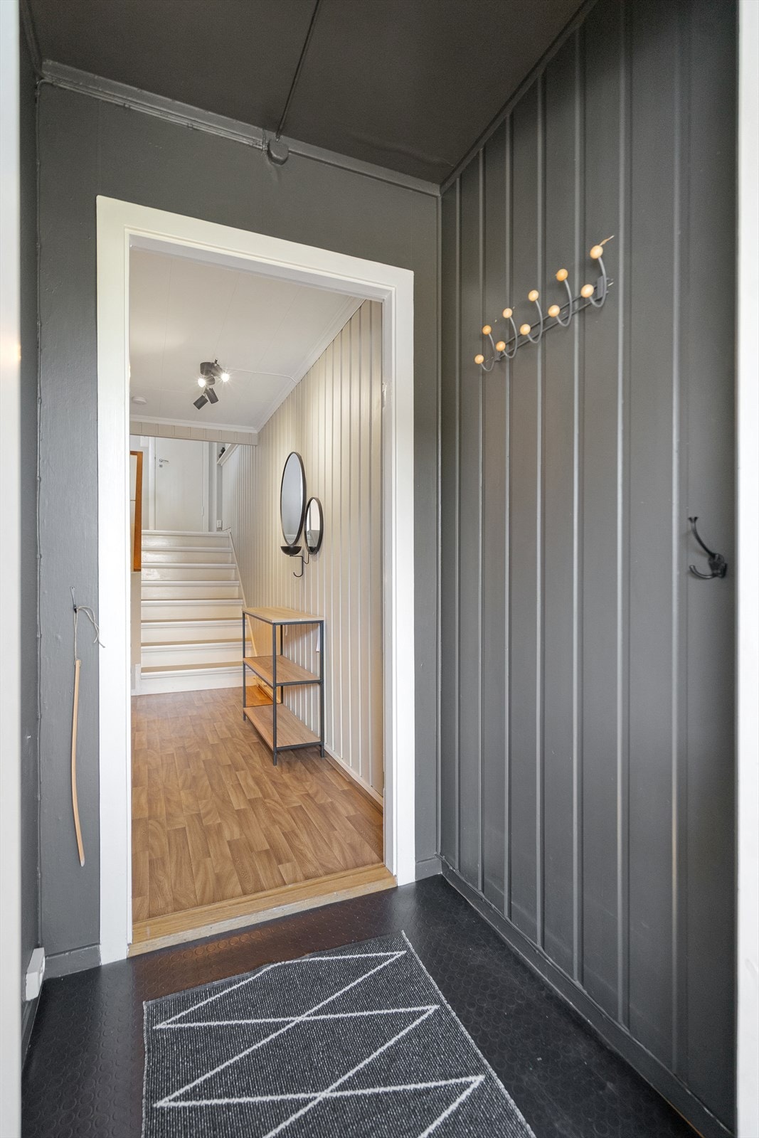 Velkommen inn! Entré med opphengsmuligheter av yttertøy og sko Galleribilde