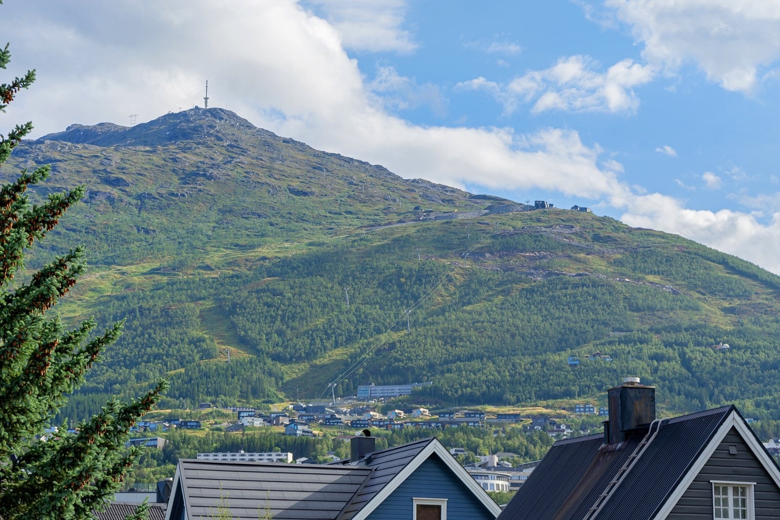 Fantastisk utsikt mot Fagernesfjellet fra altanen Galleribilde