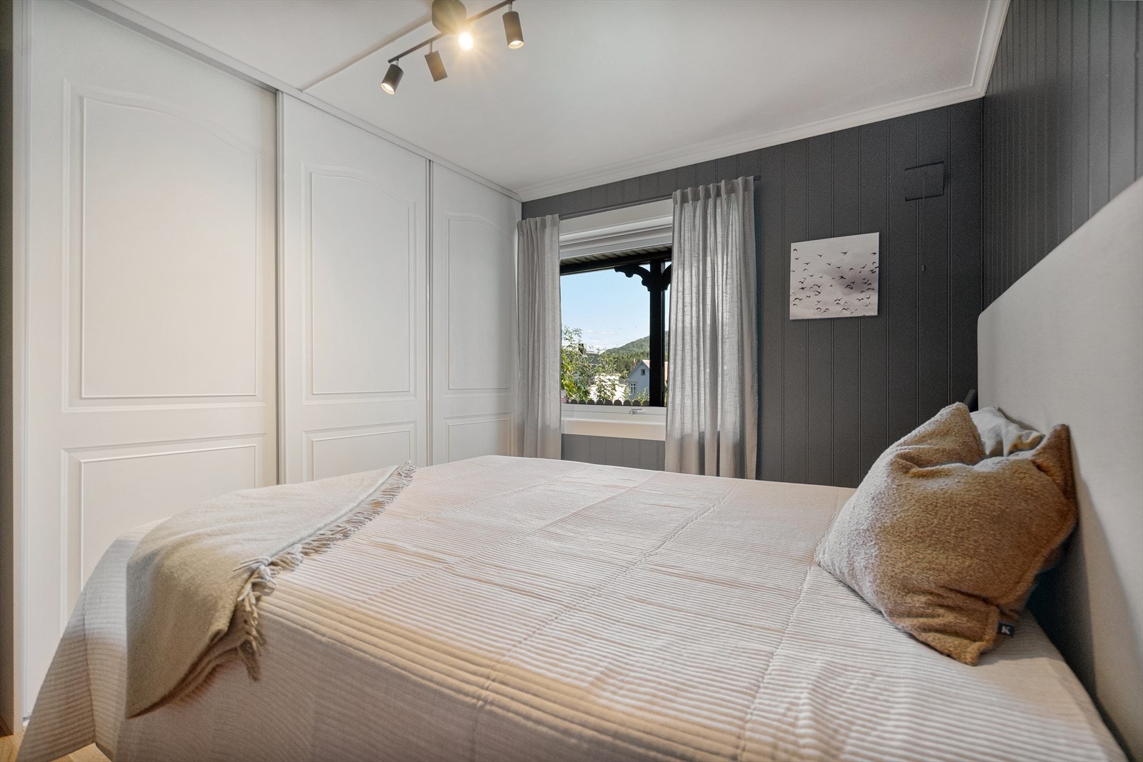 Soverom 1 - skyvedørsgarderobe med god plass til organisering av klær Galleribilde