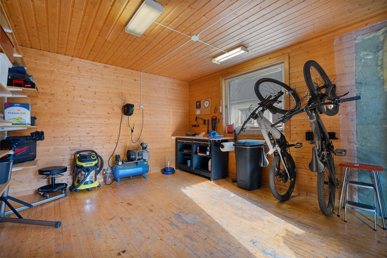 Utebod med god lagringsplass Galleribilde