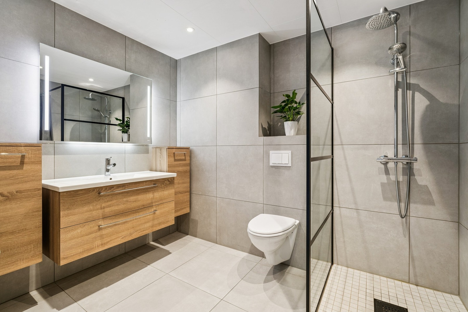 Bad pusset opp av fagfolk i 2019. Flislagt vegger og gulv Galleribilde