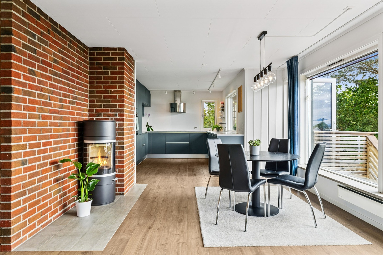 Spisestue og kjøkken Galleribilde