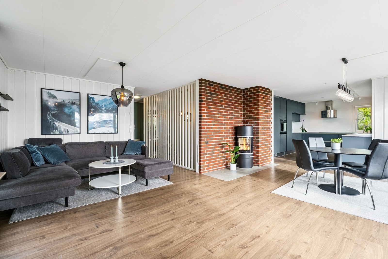 Det er åpen løsning, med vedovn i stuen Galleribilde